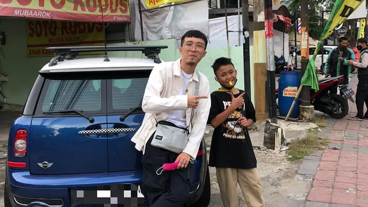 Viral Kisah Bocah Tukang Parkir, Kini Dapat Beasiswa dari dr. Tirta