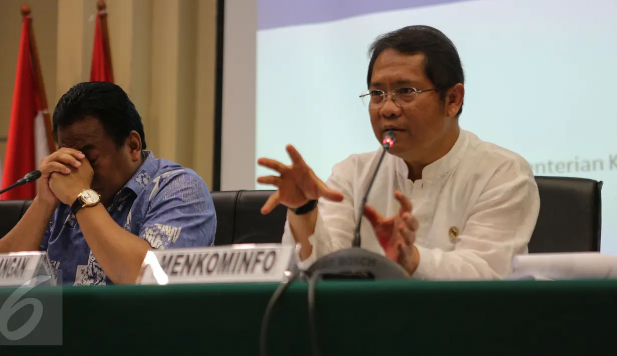 Menkominfo Rudiantara memberikan keterangan pers terkait kesiapan sarana komunikasi di Bulan Ramadan, Jakarta, Jumat (19/6/2015). Sejumlah menteri hadir untuk menjelaskan kesiapan pemerintah dalam menyambut Lebaran 2015. (Liputan6.com/Faizal Fanani)