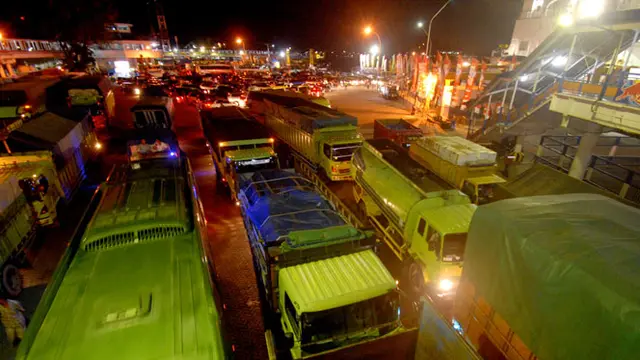 Para pemudik yang menggunakan motor, mengantre sangat panjang sejak dini hari tadi di dermaga Pelabuhan Merak, Banten.