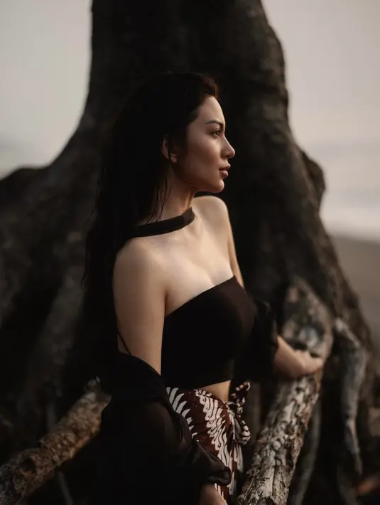 Disebutkan Ariel bahwa batik Parang Kusumo jadi batik yang paling banyak memenuhi lemarinya. Jadi simbol kekuatan batin dengan makna perjuangan dan keseimbangan [@arieltatum]