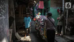 Pedagang berjualan di permukiman padat penduduk Kampung Muka RW 04, Ancol, Pademangan, Jakarta, Selasa (4/1/2022). Izin Mendirikan Bangunan (IMB) kolektif sebagai representasi dari negara untuk keadilan sosial bagi seluruh warga Jakarta. (Liputan6.com/Faizal Fanani)