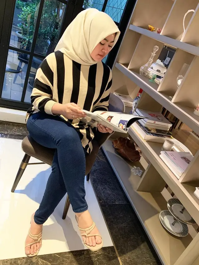 Kembali Berhijab, Ini 6 Potret Terbaru Sherrin Tharia Mantan Istri Zumi Zola
