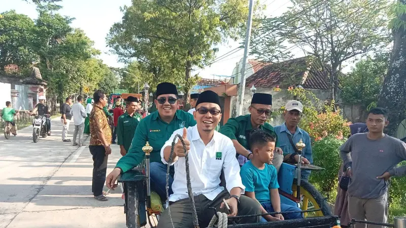 KH Ahmad Fahim Mulabby (baju putih) naik dokar di depan KPU Kabupaten Blora, Jawa Tengah. (Liputan6.com/Ahmad Adirin)