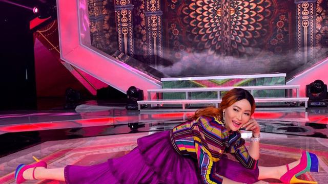 5 Gaya Inul Daratista Curi Perhatian, Mau Kayang di Atas Panggung