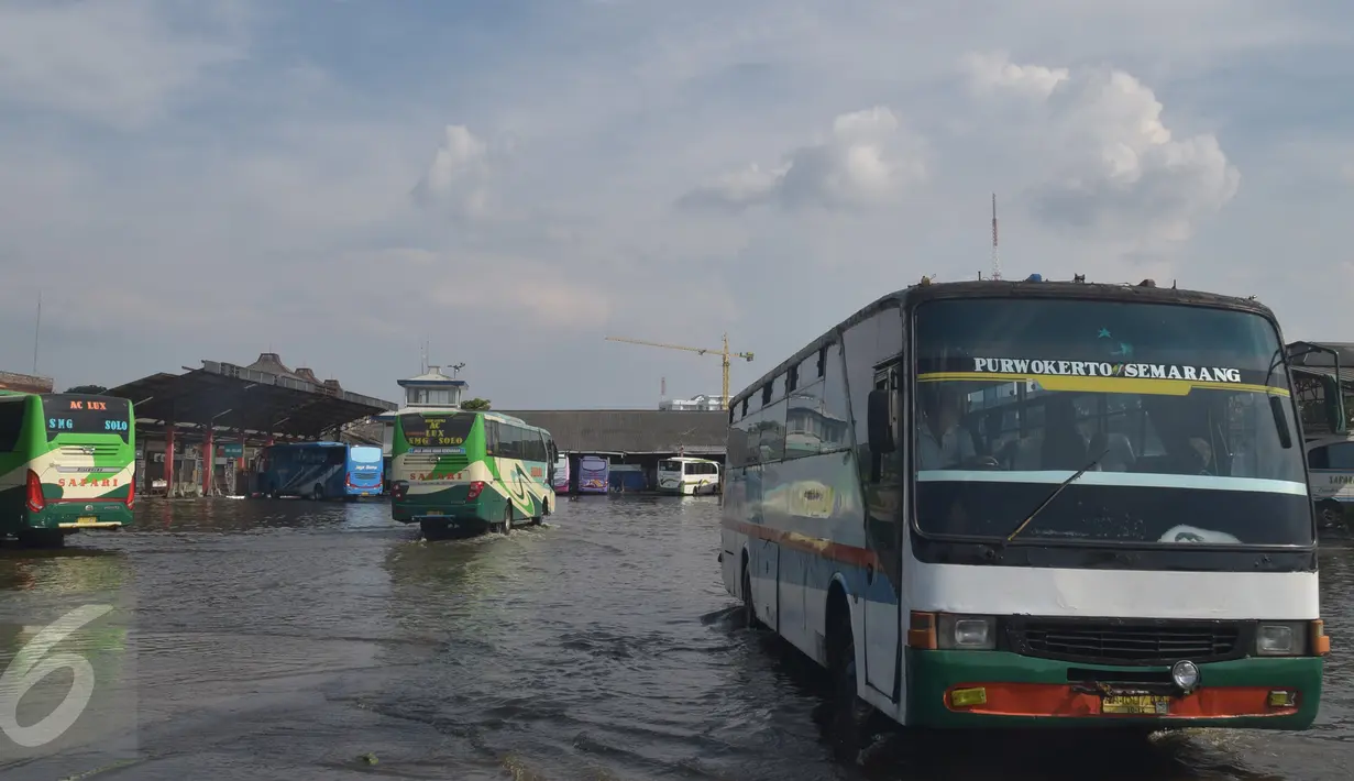 Banjir akibat air laut pasang atau rob yang menggenangi Terminal Terboyo di Semarang, Minggu (15/5/2016). Banjir rob tersebut mengakibatkan penumpang memilih turun di luar terminal, sehingga aktivitas di dalam terminal lumpuh. (Foto: Gholib)