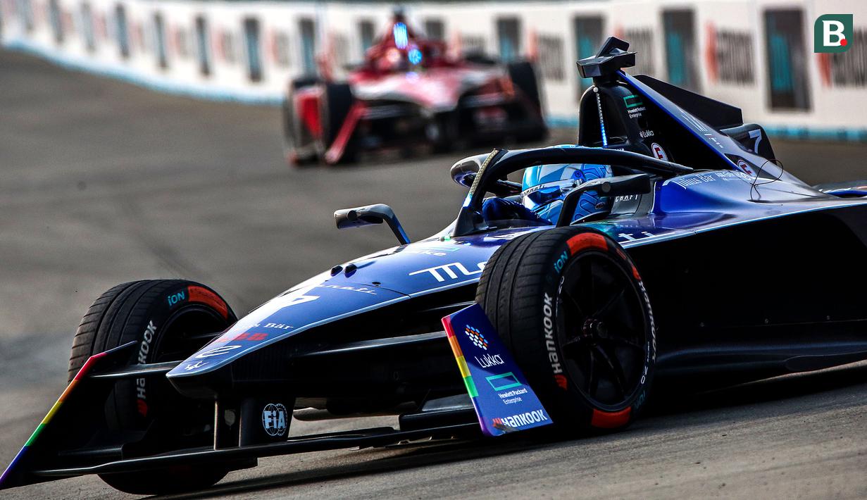 Pembalap Maserati MSG Racing, Maximilian Guenther memacu mobilnya di depan pembalap Avalanche Andretti, Jake Dennis saat balapan Jakarta E-Prix 2023 round-11 di Jakarta International E-Prix Circuit, Ancol, Jakarta, Minggu (04/06/2023). (Bola.com/Bagaskara Lazuardi)