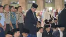 SBY tampak melakukan salat sunnah terlebih dahulu saat tiba di masjid Istiqlal (Liputan6.com/Johan Tallo)