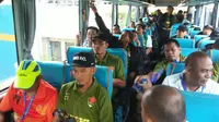 bola.com merekam proses keberangkatan PS TNI menuju Stadion Manahan yang berjalan formal.