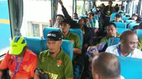 bola.com merekam proses keberangkatan PS TNI menuju Stadion Manahan yang berjalan formal.