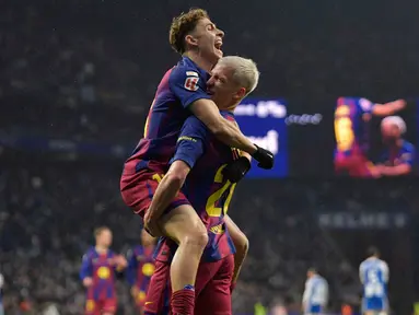 Gelandang Barcelona asal Spanyol, Daniel Olmo (kanan) merayakan gol bersama Fermin Lopez usai mencetak gol pada pertandingan pekan ke-18 Liga Spanyol 2025/2026 melawan RCD Espanyol di Stadion RCDE, Sabtu 3 Januari 2026 waktu setempat atau Minggu (4/1/2026) dini hari WIB. Derbi Catalunya antara RCD Espanyol dan Barcelona pada pekan ke-18 Liga Spanyol 2025/2026 berakhir dengan kemenangan Blaugrana. (MANAURE QUINTERO/AFP)