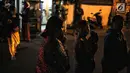 Warga berhamburan keluar rumah saat gempaberkekuatan 7 SR di Lombok dirasakan di kawasan Nusa Dua Bali, Minggu (5/8). Badan Meteorologi, Klimatologi, dan Geofisika (BMKG) menyatakan, gempa berpotensi menimbulkan tsunami. (Liputan6.com/Faizal Fanani)