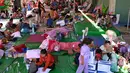 Gelombang pengungsian menjadi konsekuensi paling mengerikan dari eskalasi konflik Kamboja dan Thailand. Tampak dalam foto, para pengungsi berkumpul di kamp sementara di provinsi Banteay Meanchey, Kamboja, pada Sabtu 13 Desember 2025, di tengah bentrokan di sepanjang perbatasan Kamboja-Thailand. (TANG CHHIN SOTHY/AFP)