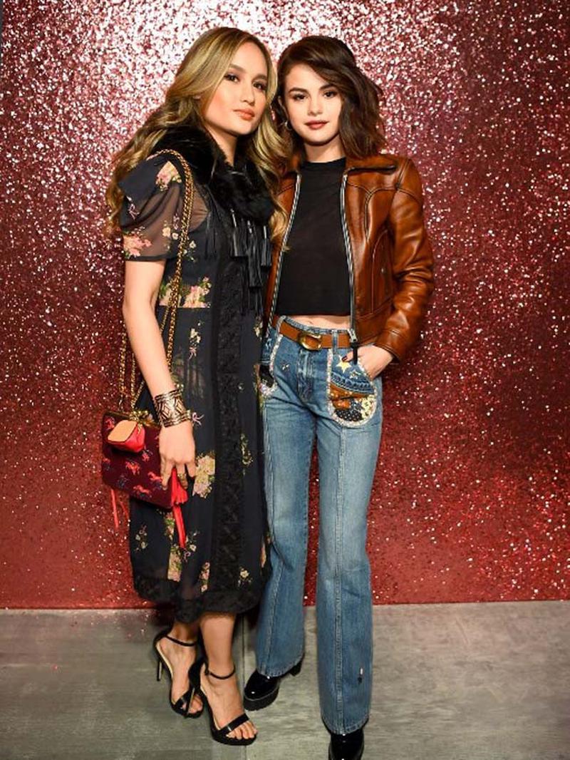 Yashirin kamera porno filmlarini tomosha qiling, hojatxonani kozdan kechiring