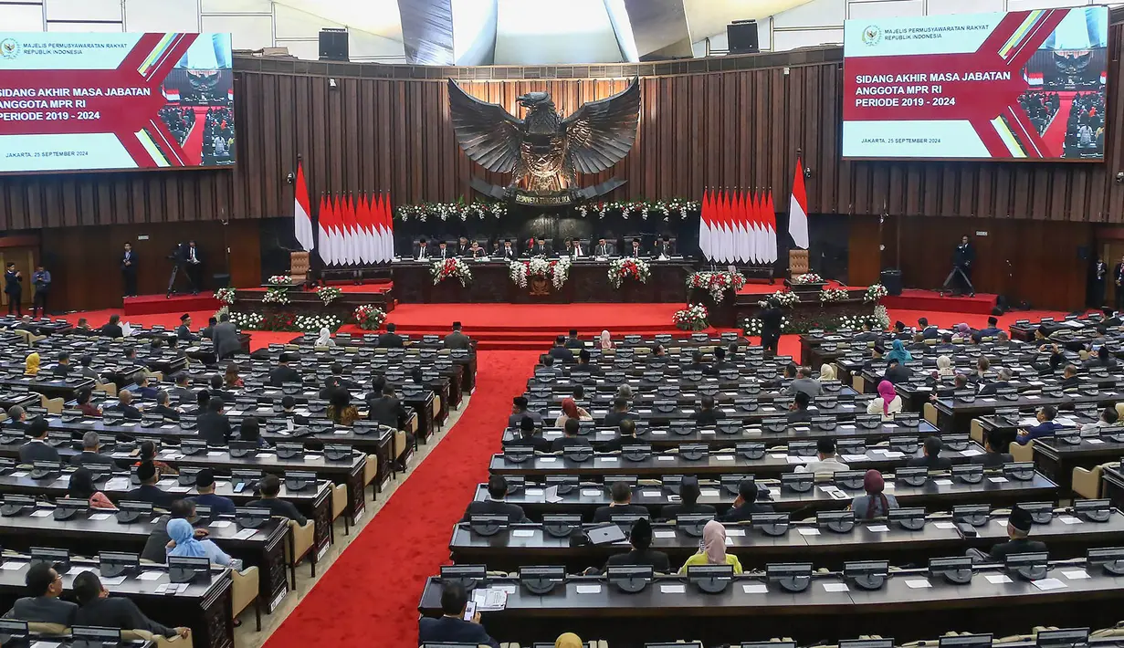 Ketua Majelis Permusyawaratan Rakyat (MPR) Republik Indonesia, Bambang Soesatyo (tengah) saat membuka Sidang Paripurna MPR Akhir Masa Jabatan Periode 2019–2024 di Kompleks Parlemen, Jakarta, Rabu (25/9/2024). (merdeka.com/Arie Basuki)
