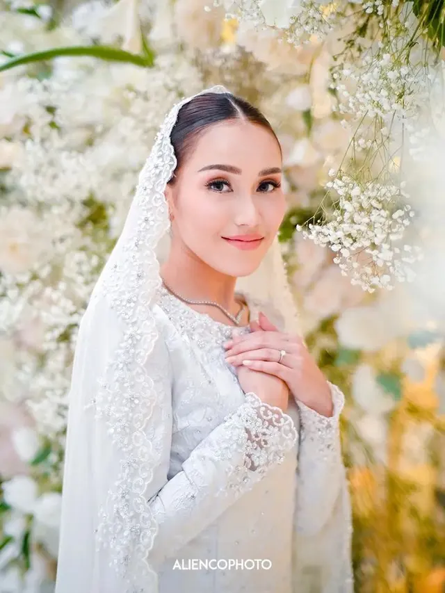 Ayu Ting Ting dan Anisha Rosnah Istri Pangeran Mateen Dibalut Baju Kurung. [@aliencophoto]