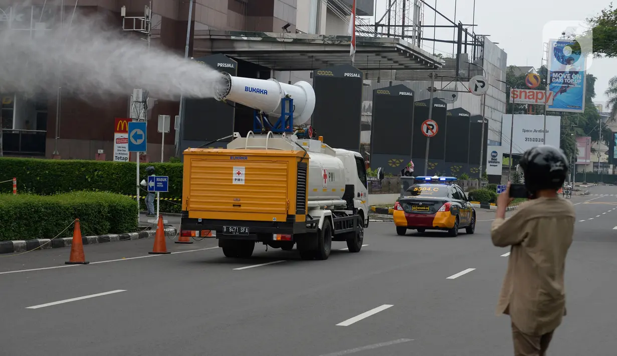 Mobil gunners spraying Palang Merah Indonesia (PMI) melakukan penyemprotan disinfektan di kawasan Jalan Asia Afrika, Jakarta, Kamis (7/5/2020). Selama PSBB Jakarta dan sekitarnya, PMI melakukan penyemprotan berskala besar se-Jabodetabek sebagai upaya pencegahan Covid-19. (merdeka.com/Dwi Narwoko)