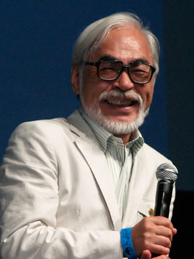 Hayao Miyazaki (Sumber: Wikipedia/ Natasha Baucas at https://www.flickr.com/photos/sdnatasha/)