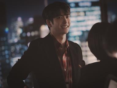 Kang Tae Oh dalam foto di balik layar drakor Extraordinary Attorney Woo. (ENA via Soompi)