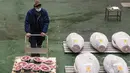 <p>Seorang pekerja mendorong gerobak tuna saat penjual grosir dan pembeli menghadiri lelang tuna pertama Tahun Baru di pasar ikan Toyosu di Tokyo (5/1/2023). Pada tahun ini, lelang tuna tertinggi terjual lebih dari USD 270.000. Hampir dua kali lipat dari harga tahun lalu. (AFP/Richard A. Brooks)</p>
