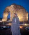 Aktris keturunan Minang-Inggris ini memilih gamis layer dengan potongan longgar yang memberikan kesan elegan dan nyaman. [@kimbrlyryder].