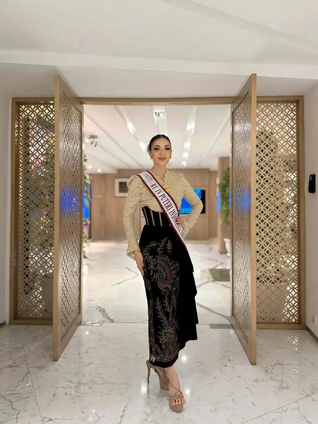 Gaya Ghina Raihanah saat Pakai Kebaya (Foto: Instagram @ghinarai)