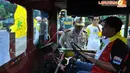Seorang pengendara mobil yang mengangkut peserta kampanye tampak sedang menerima nasehat dari petugas usai diperiksa kelengkapannya (Liputan6.com/Andrian M Tunay)