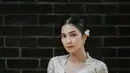 Mikha Tambayong tampil mempesona dalam balutan kebaya Bali berwarna putih gading dengan detail renda yang indah. [@miktambayong].