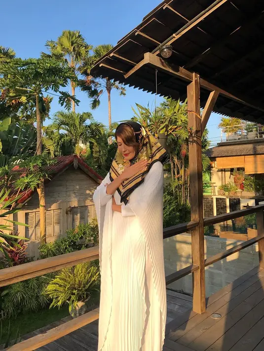 Meski berparas bule, Tamara Bleszynski adalah seorang muslim. Dalam beberapa kesempatan, Tamara tampil mengenakan hijab dan baju tertutup. Salah satunya saat Tamara mengenakan hijab berwarna kuning dan hitam dalam balutan kaftan putih polos yang satu ini. (Liputan6.com/IG/@tamarableszynskiofficial)