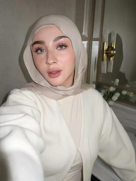 Potret selfie Margin Wieheerm yang super menawan menampilkan penampilannya dengan soft makeup. Nuansa merah muda terlihat di area mata, pipi, dan bibirnya. Margin tampak tak mengenakan eyeliner, hanya eyelash yang lebih lentik. [Foto: Instagram/marginw]