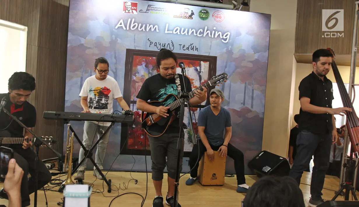 Penampilan grup musik Payung Teduh saat merilis album yang bertajuk Ruang Tunggu di kawasan Kemang, Jakarta, Selasa (19/12). Album ini menjadi album terakhir Payung Teduh dengan vokalis Mohammad Istiqamah Djamad alias Is. (Liputan6.com/Herman Zakharia)