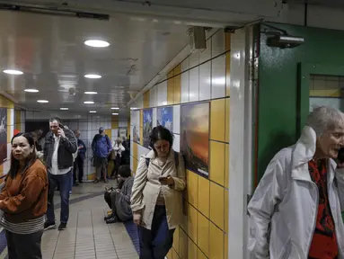Warga sipil berlindung di stasiun bawah tanah di Haifa pada Minggu 1 Maret 2026, di tengah kekhawatiran akan serangan Iran. Sirene serangan udara bergema di seluruh penjuru negeri Israel, termasuk di kota-kota besar seperti Tel Aviv, Yerusalem, Haifa, dan Beer Sheva. (Jalaa MAREY/AFP)