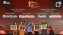 Pemimpin Redaksi Liputan6.com, Titis Widyatmoko (kanan) saat menerima penghargaan dari Otoritas Jasa Keuangan (OJK) untuk Kategori Media Online Terproduktif SubKategori Media Umum pada acara OJK Apresiasi Media Massa, Jakarta, Selasa (2/12/2025). (Liputan6.com/Helmi Fithriansyah)