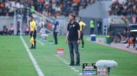 Pelatih Persija Jakarta,&nbsp;Mauricio Souza saat mendampingi timnya berhadapan dengan Persita Tangerang&nbsp;pada pekan perdana BRI Super League 2025/2026 di Jakarta International Stadium, Minggu (10/8/2025). (Bola.com/M. Iqbal Ichsan)