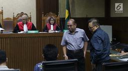 Terdakwa yang juga anggota nonaktif DPRD Kalteng, Punding LH Bangkan (kanan), Borak Milton (kedua kanan) saat sidang putusan kasus suap pencemaran limbah sawit di Pengadilan Tipikor, Jakarta, Rabu (3/7/2019). Borak Milton dan Punding dipidana penjara lima tahun. (Liputan6.com/Helmi Fithriansyah)