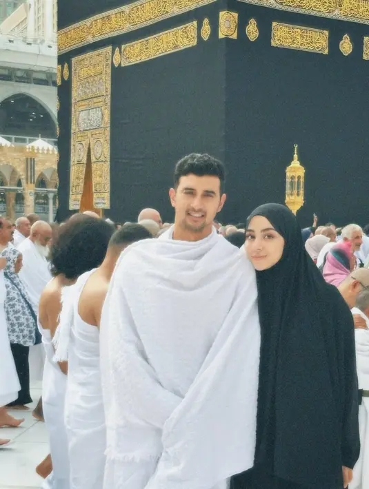 Dalam beberapa waktu belakangan ini memang cukup banyak sekali selebriti yang menjalani ibadah umrah. Bahkan ada yang kerap jalani umrah hampir setiap tahun untuk dapat memanjatkan doa kepada Tuhan di depan Kabah. (Liputan6.com/IG/@alisyakieb)