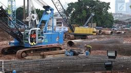 Pekerja menggunakan alat berat untuk menyelesaikan pembangunan proyek Rumah Susun Pasar Rumput di Manggarai, Jakarta, Jumat (21/7). Nantinya pasar modern tersebut akan dipadu dengan rumah susun sewa (rusun terpadu). (Liputan6.com/Immanuel Antonius)