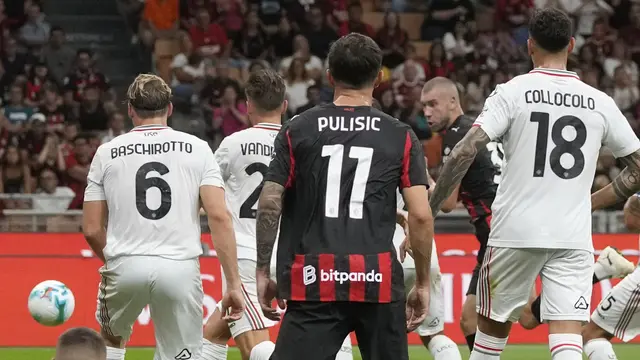 Momen saat bek Rossoneri, Strahinja Pavlovic, mencetak gol di laga AC Milan vs Cremonese di San Siro, Minggu (24/08/2025) dini hari WIB. (AP Photo/Luca Bruno)
