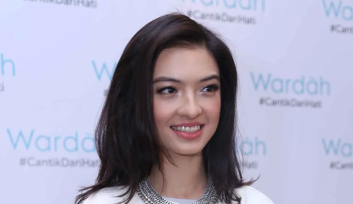 "Kebetulan saudara saya ada yang nikah di sana, jadi sekalian. Dua minggu (di sana). Persiapannya memperhatikan waktu-waktu puasa di sana. Walaupun aku musafir tapi aku akan usahakan untuk puasa," lanjutnya. (Nurwahyunan/Bintang.com)