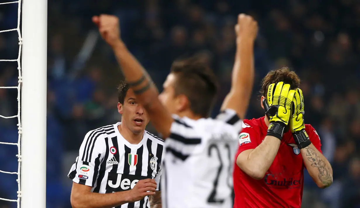 Kiper Lazio, Federico Marchetti (kanan) terlihat meyesal saat pemain Juventus Paulo Dybala (tengah mencetak gol ke gawanngnya pada lanjutan Liga Italia Serie A di Stadion Olimpico, Sabtu (5/12/2015) dini hari WIB. (REUTERS/Tony Gentile)