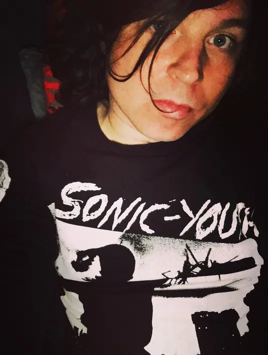 Ryan Adams mengaku pernah melihat benda yang sangat besar di langit. Benda tersebut tengah dikejar oleh helikopter. (instagram/misterryanadams)