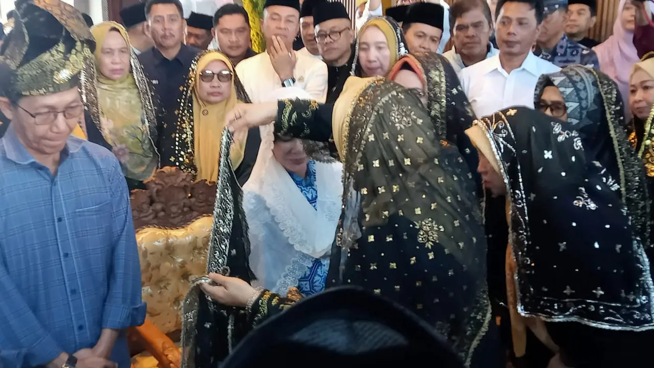 Wali Kota dan Wawalkot Batam jalani prosesi adat Melayu. (Foto: Liputan6.com/Ajang Nurdin)