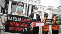 Aktivis ICW menggelar aksi di depan Gedung Mahkamah Agung, Jakarta, Senin (8/11/2021). Aksi ini buntut dari MA yang mengeluarkan putusan kabul atas permohonan uji materi terhadap PP 99 Tahun 2012 tentang Syarat dan Tata Cara Pelaksanaan Hak Warga Binaan Pemasyarakatan. (Liputan6.com/Faizal Fanani)