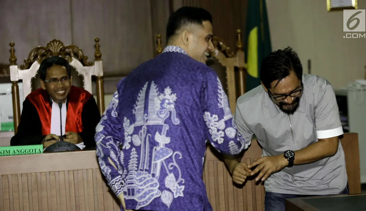 Nazaruddin menyalami Choel Mallarangeng di Pengadilan Tipikor, Jakarta, Senin (29/5). Menurut Nazaruddin proyek wisma atlet Hambalang sudah dianggarkan menjadi proyek multi years sejak era Menpora Adhyaksa Daud. (Liputan6.com/Helmi Afandi)
