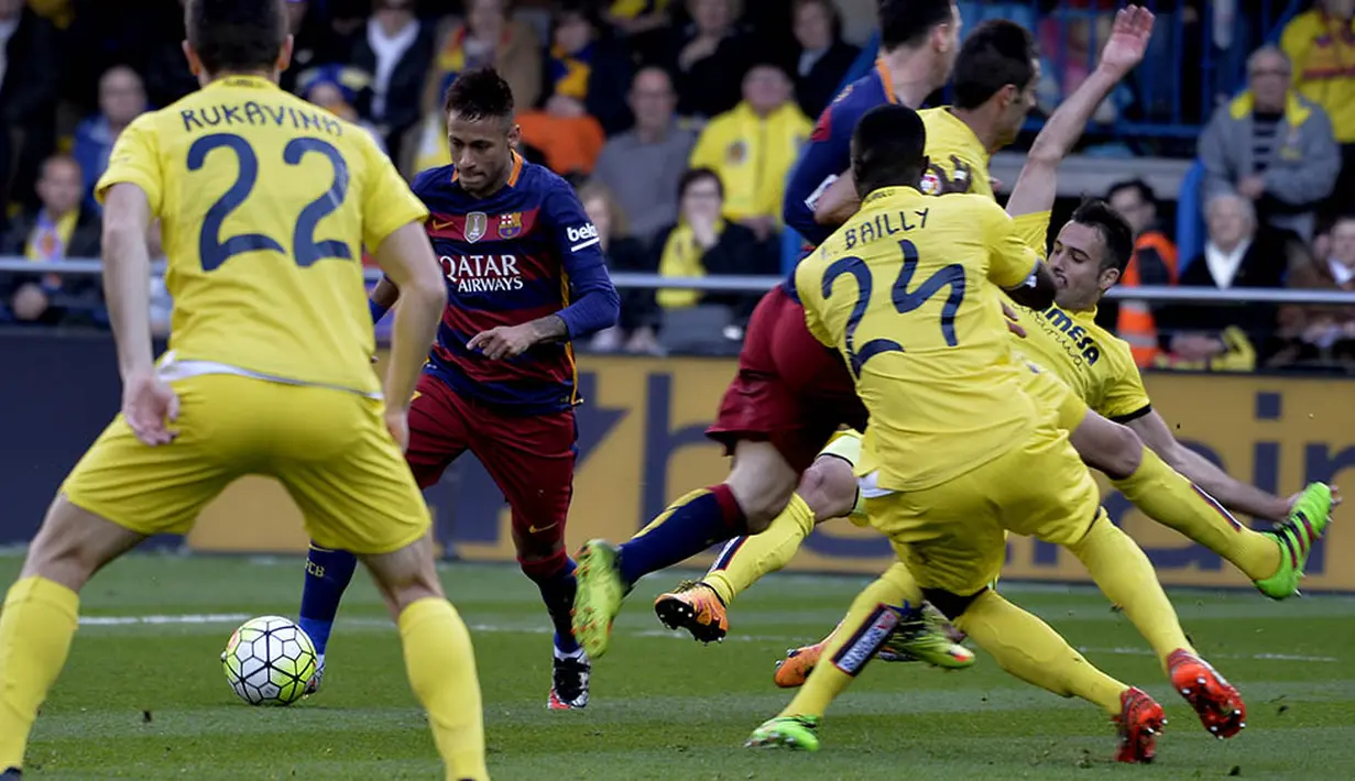 Penyerang Barcelona, Meymar, bersiap melakukan tendangan ke arah gawang Villarreal pada laga La Liga Spanyol di Stadion El Madrigal, Vila-real, Minggu (20/3/2016). Kedua tim bermain imbang 2-2. (AFP/Jose Jordan)