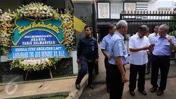 Karangan bunga dan sejumlah pelayat terlihat di rumah duka Menteri KKP, Susi Pudjiastuti, di Jalan Widya Candra, Jakarta, Senin (18/1/2016). Putra sulung menteri  Susi , Panji Hilmansyah, meninggal dunia di Amerika Serikat. (Liputan6.com/Helmi Afandi)