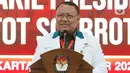 Kepala RSPAD Gatot Soebroto Letjen TNI Albertus Budi Sulistya memberikan keterangan usai menyerahkan berkas pemeriksaan kesehatan pasangan bakal calon presiden dan wakil presiden Pemilu 2024 kepada KPU. (Liputan6.com/Herman Zakharia)