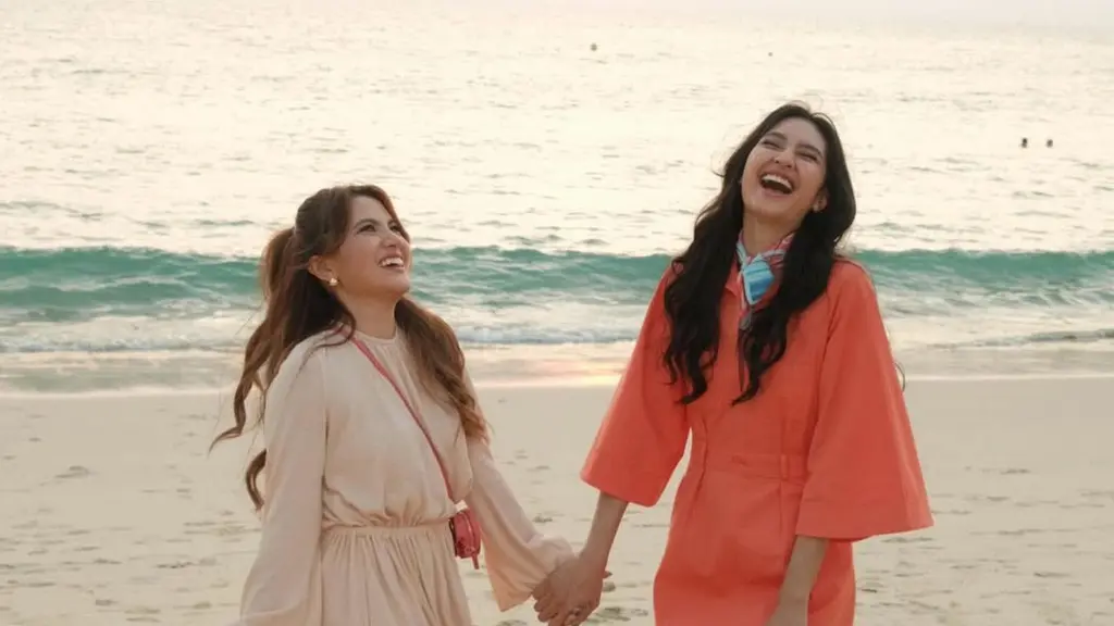 Tak hanya karena lokasi eksotisnya, tetapi juga gaya fashion keduanya yang effortlessly chic dengan nuansa beach-ready yang stylish. [@aruanmarsha/@miktambayong].