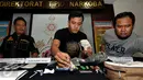 Petugas Direktorat Narkoba Polri menunjukan barang bukti hasil dari penangkapan Reza Alexander Prawiro, Jakarta, Senin (3/8/2015). Cucu mantan Menko Ekuin era Soeharto itu ditangkap saat pesta shabu dan ganja di sebuah hotel. (Liputan6.com/Yoppy Renato)