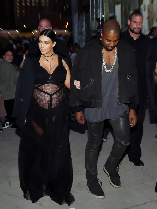 Kabar mengenai keretakan rumah tangganya pun hingga kini pihak Kanye dan Kim belum ada konfirmasi diantara keduanya. Namun, beberapa hari yang lalu Kim mengunggah foto kemesraan suaminya dengan buah hati North West. (AFP/Bintang.com)