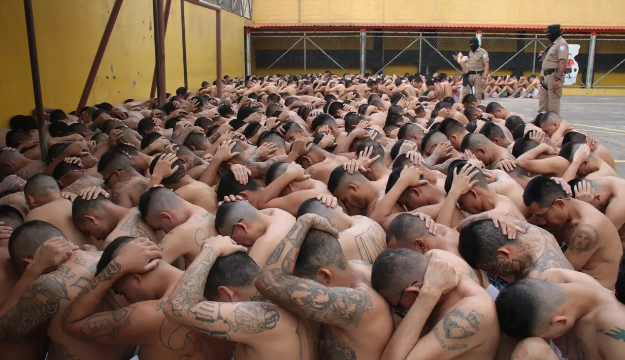 Anggota geng Mara Salvatrucha dan Barrio 18 ditahan di penjara di Ciudad Barrios, El Salvador, 28 Maret 2022. Presiden El Salvador Nayib Bukele mengeluarkan ultimatum kepada geng-geng yang dianggap bertanggung jawab atas lusinan pembunuhan 3 hari terakhir. (EL SALVADOR'S PRESIDENCY PRESS OFFICE/AFP)